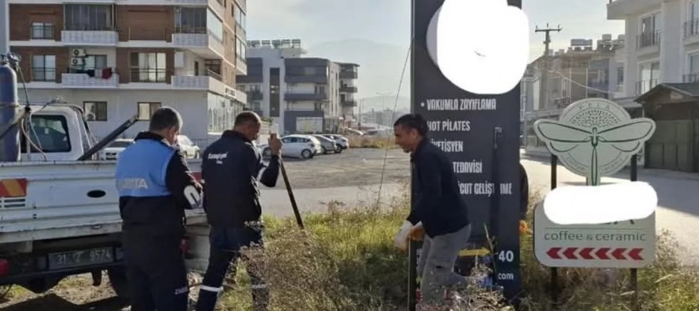 ARSUZ BELEDİYESİ, ŞEHİR ESTETİĞİNİ BOZAN REKLAM TABELALARINI KALDIRIYOR!