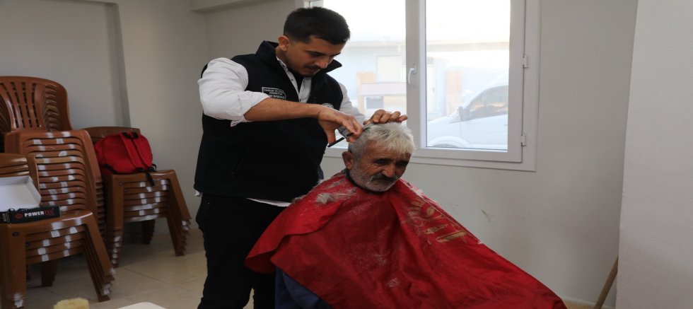 HBB’DEN DEZAVANTAJLI VATANDAŞLARA SAHADA BERBER HİZMETİ