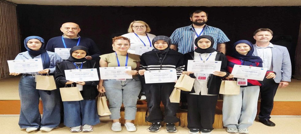 İSKENDERUN KIZ ANADOLU İMAM HATİP LİSESİ ÖĞRENCİLERİ LİTVANYA’DA DEMOKRASİ İÇİN BULUŞTU