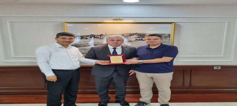 YÜKSELİŞ KOLEJİ KURUCUSU VE GENEL MÜDÜRÜNE EĞİTİME KATKILARINDAN DOLAYI PLAKET