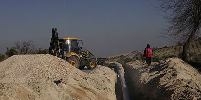 ALTINÖZÜ’NDE 14 MAHALLEYİ BESLEYEN TERFİ HATTI YENİLENDİ 