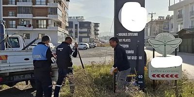 ARSUZ BELEDİYESİ, ŞEHİR ESTETİĞİNİ BOZAN REKLAM TABELALARINI KALDIRIYOR!