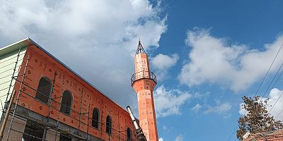 DEPREMDE BELENDE ZARAR GÖREN CAMİNİN İNŞAATI BİTMEK BİLMİYOR