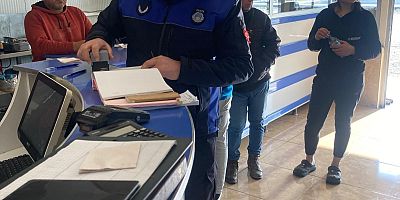 SAMANDAĞ ZABITASI VATANDAŞLARIN GÜVENLİ GIDALARI TÜKETMESİ İÇİN DENETİMLERİNİ SÜRDÜRÜYOR.