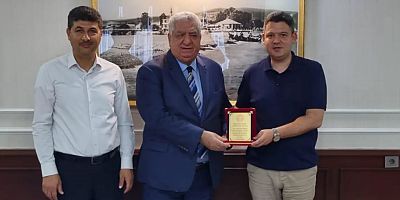 YÜKSELİŞ KOLEJİ KURUCUSU VE GENEL MÜDÜRÜNE EĞİTİME KATKILARINDAN DOLAYI PLAKET